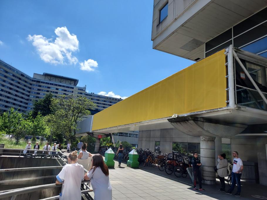 Façade textile de l'hopital de Bordeaux