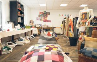 Magasin conffectionnant des articles en toiles recyclées