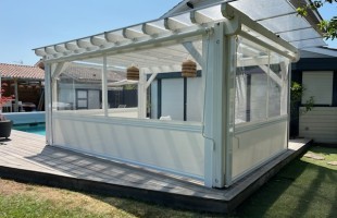 Store vertical Maldive avec fenêtre sur pergola bois